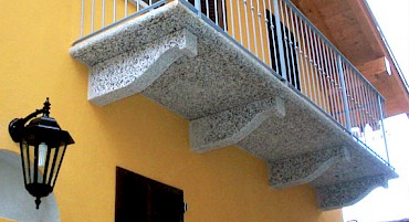Balcone con mensola in granito